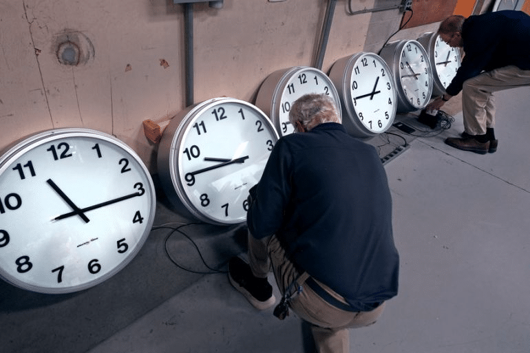 Why_Do_Clocks_Have_12_Numbers_the_Historical_and_Mathematical_Reasons