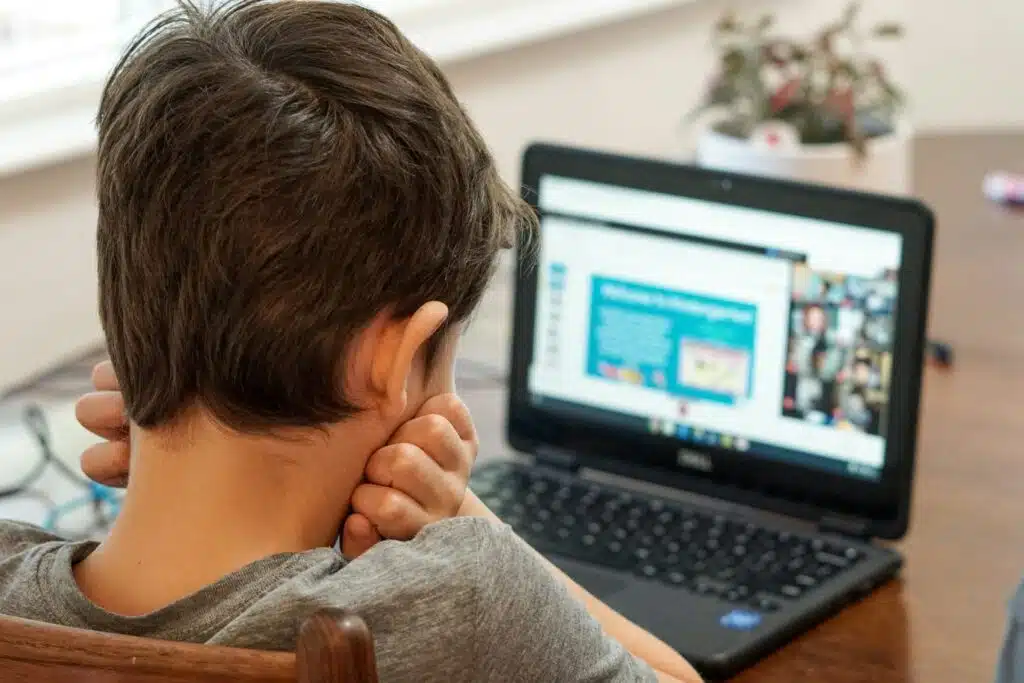 Monitoring vs. Mentoring: A Balanced Parenting Approach to Kids’ Online Activity