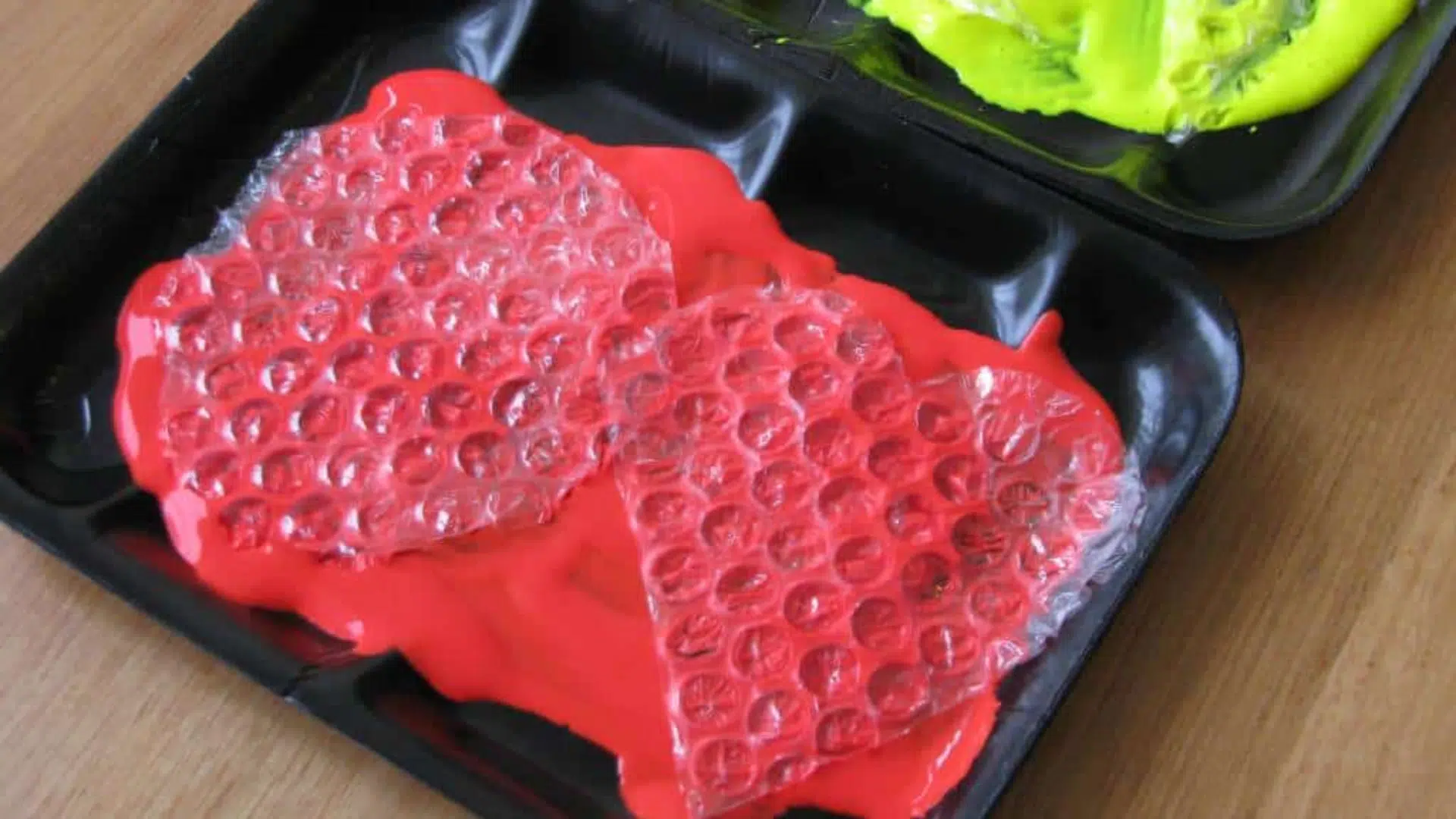 Step_3_Apply_Paint_to_the_Bubble_Wrap