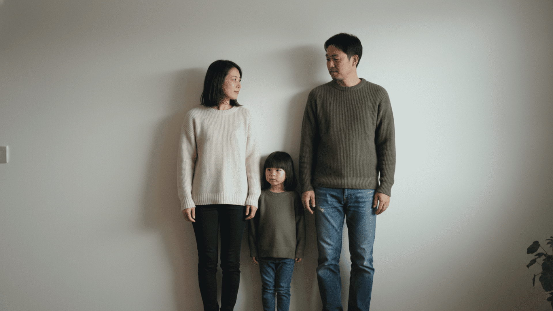 Simple and Minimal Family Christmas Photo Ideas