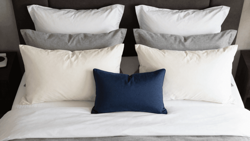 king size bed pillow arrangement